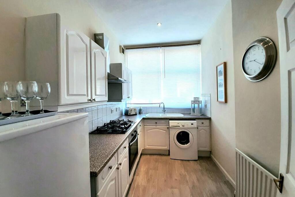 2 Bedroom Ground Floor Flat - Mins To Beach Apartment Bournemouth