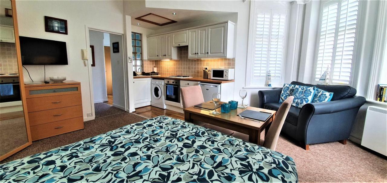 A Beautiful With Stunning Sea Views & Private Balcony