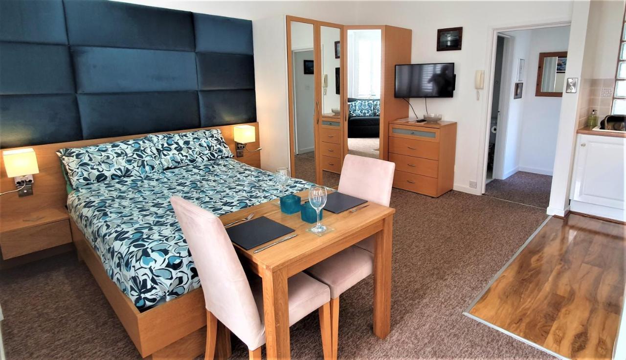Apartment A Beautiful With Stunning Sea Views & Private Balcony *