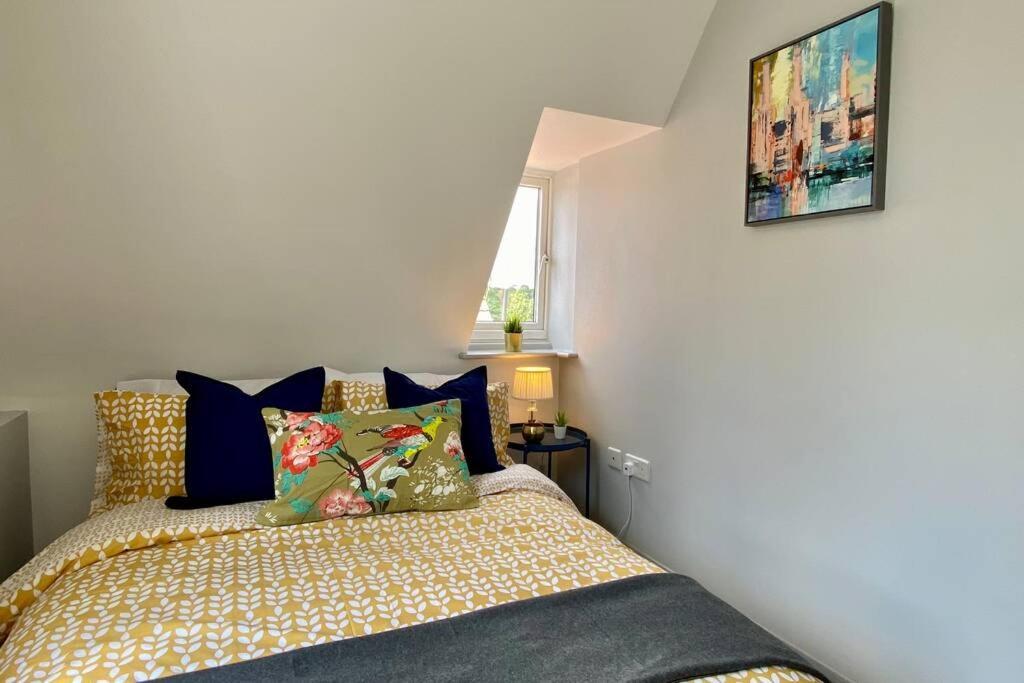 Apartment Beachside Bliss: Stylish Near *
