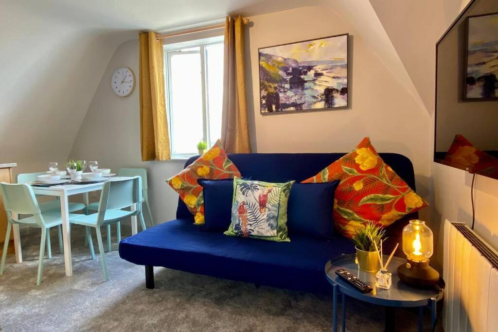 Apartment Beachside Bliss: Stylish Near