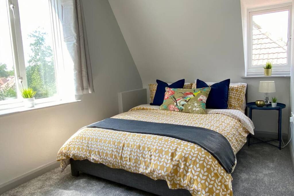 Beachside Bliss: Stylish Near Apartment