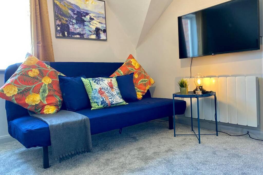 Beachside Bliss: Stylish Near Apartment