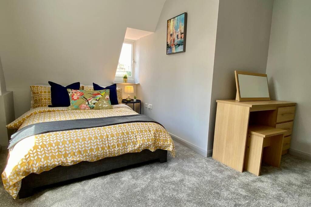 Apartment Beachside Bliss: Stylish Near