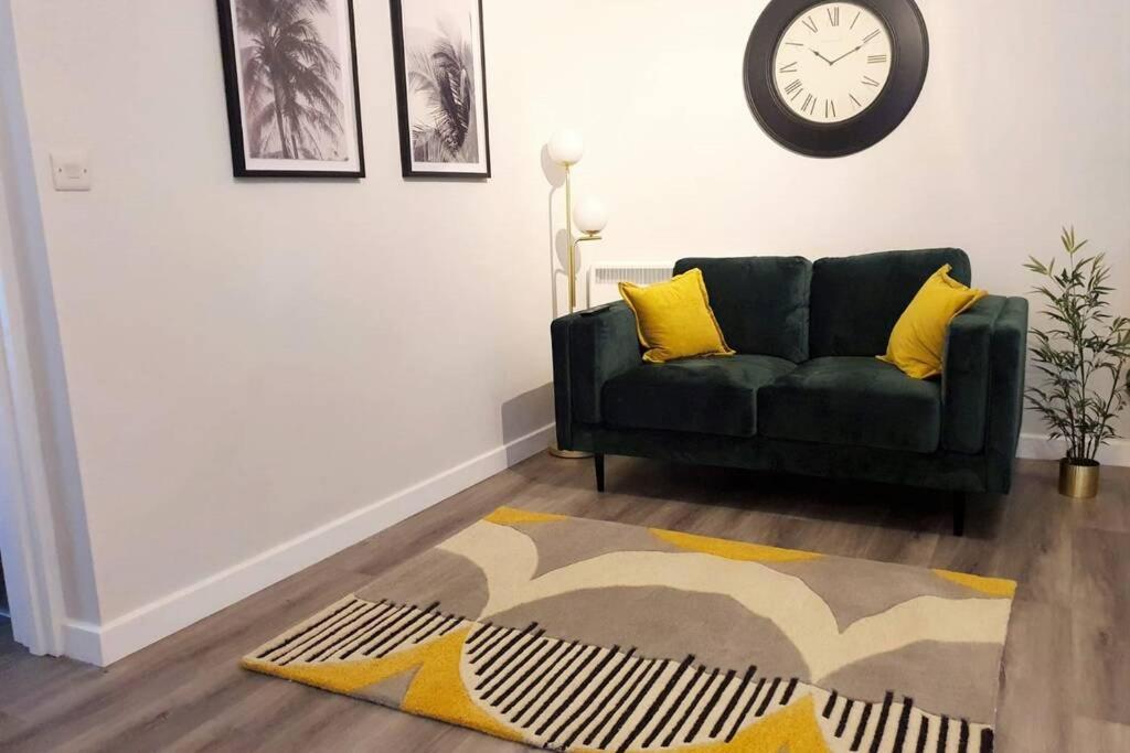 Apartment Modern 1 Bedroom Apartment, Close To The With Parking *