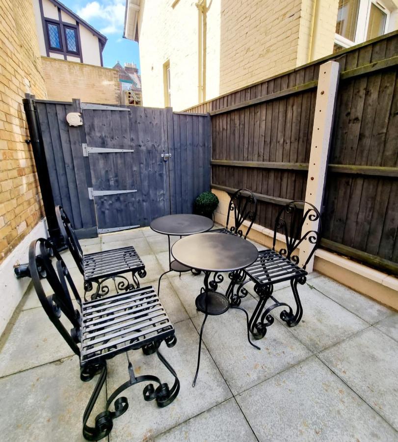Victorian Retreat With Patio And Parking Apartment
