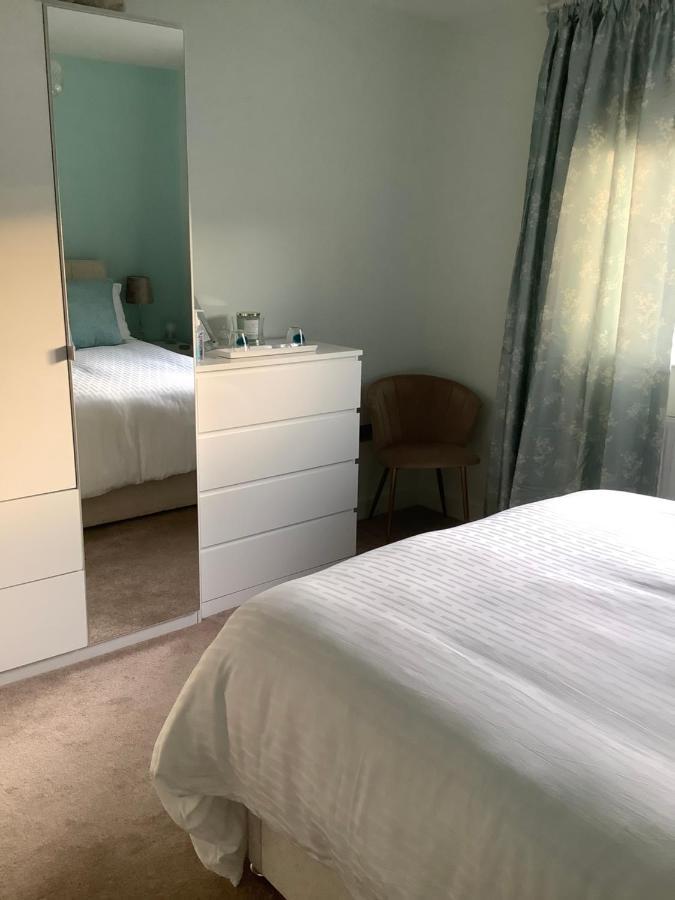 Private Room, Shared Bathroom With One Other, Tea And Coffee Making Facilities, Mini Fridge And Hairdryer, King Sized Bed With Help Yourself Continental Breakfast In Secluded Modern With Parking *