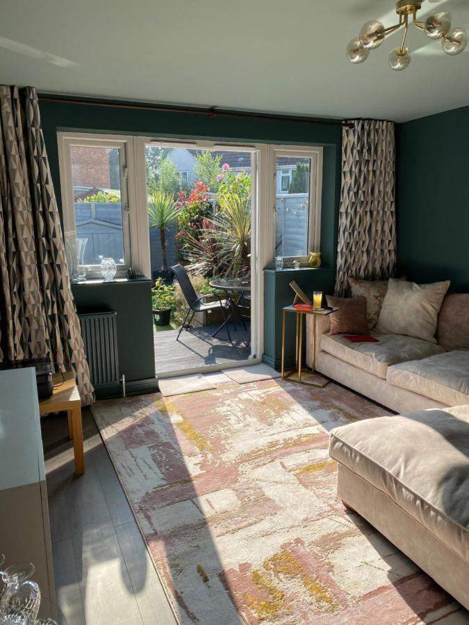 Homestay Private Room, Shared Bathroom With One Other, Tea And Coffee Making Facilities, Mini Fridge And Hairdryer, King Sized Bed With Help Yourself Continental Breakfast In Secluded Modern With Parking