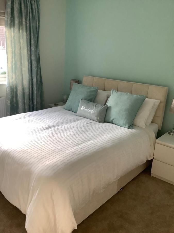 Private Room, Shared Bathroom With One Other, Tea And Coffee Making Facilities, Mini Fridge And Hairdryer, King Sized Bed With Help Yourself Continental Breakfast In Secluded Modern With Parking * Bournemouth