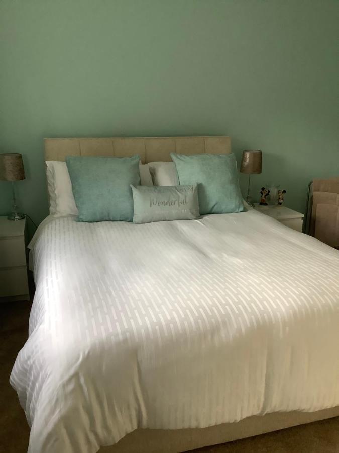 Homestay Private Room, Shared Bathroom With One Other, Tea And Coffee Making Facilities, Mini Fridge And Hairdryer, King Sized Bed With Help Yourself Continental Breakfast In Secluded Modern With Parking Bournemouth