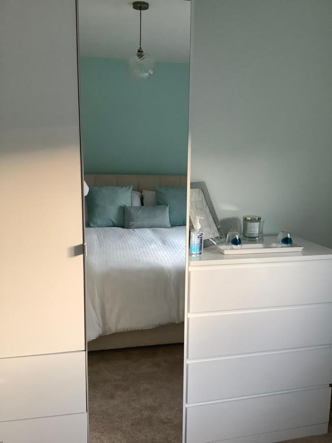 Homestay Private Room, Shared Bathroom With One Other, Tea And Coffee Making Facilities, Mini Fridge And Hairdryer, King Sized Bed With Help Yourself Continental Breakfast In Secluded Modern With Parking