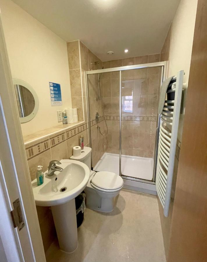 Entire Town Centre 2 Bedroom Very Close To