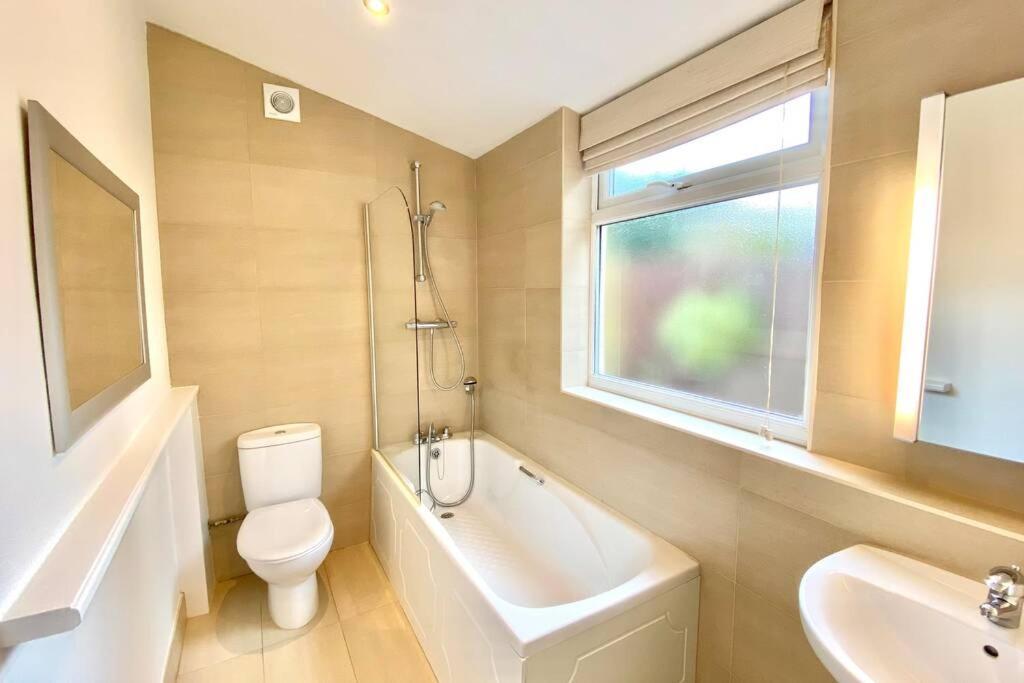 Villa Cleveland House - Perfect For Beaches And Town.