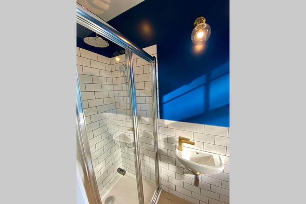 Villa Cleveland House - Perfect For Beaches And Town. *