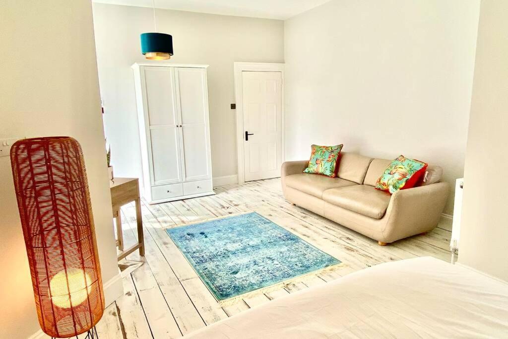 Villa Cleveland House - Perfect For Beaches And Town.