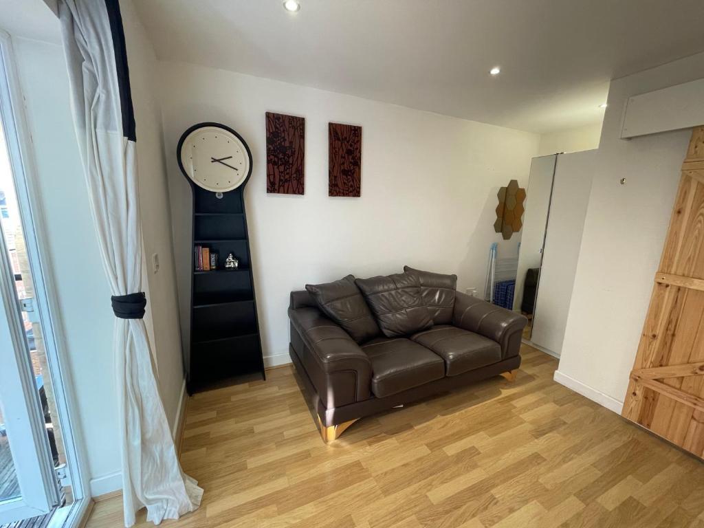 Apartment Entire Town Centre 2 Bedroom Very Close To