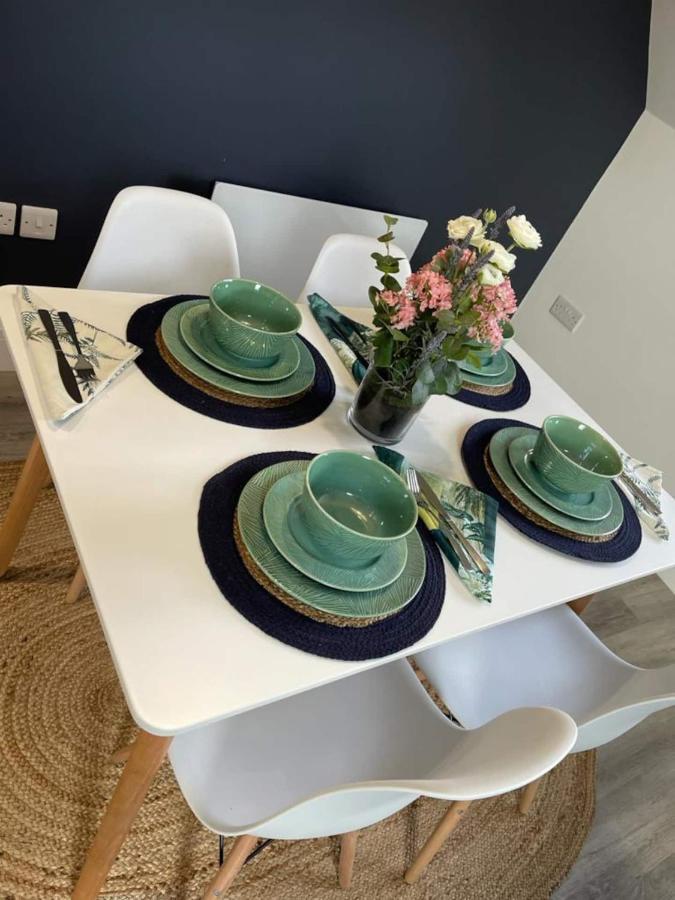 Beautifully Furnished 1 Bed Town Centre Apartment *