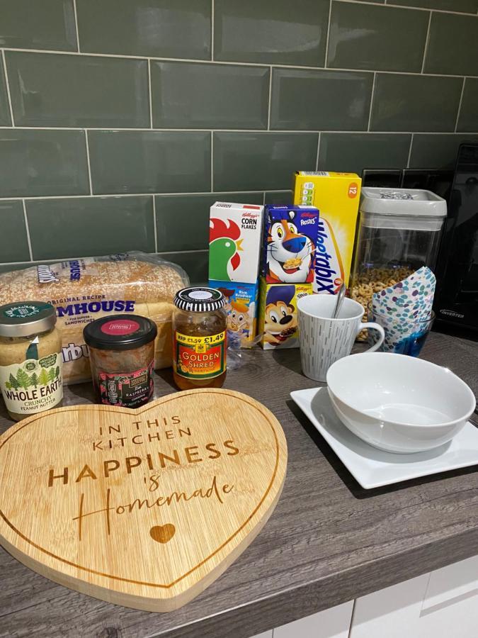 Homestay Private Room, Shared Bathroom With One Other, Tea And Coffee Making Facilities, Mini Fridge And Hairdryer, King Sized Bed With Help Yourself Continental Breakfast In Secluded Modern With Parking *