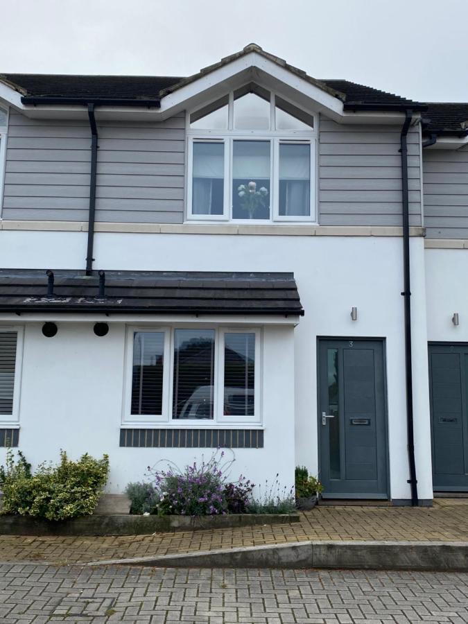 Private Room, Shared Bathroom With One Other, Tea And Coffee Making Facilities, Mini Fridge And Hairdryer, King Sized Bed With Help Yourself Continental Breakfast In Secluded Modern With Parking *