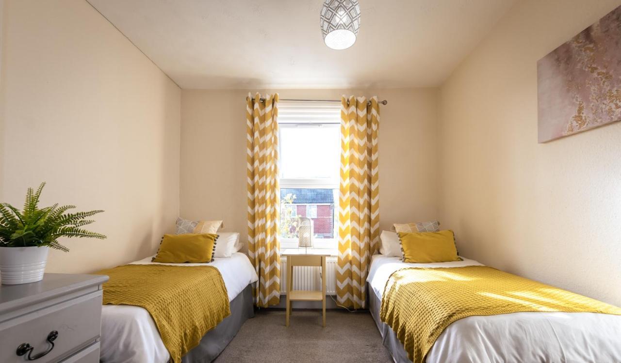 Holiday home 3-bedroom House L Fast Wi-fi L Garden L Newly Decorated L Close To Shops And Restaurants