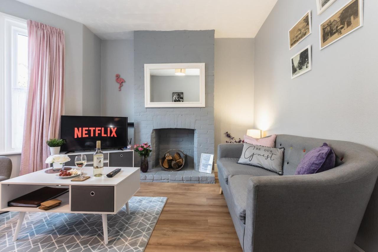 3-bedroom House L Fast Wi-fi L Garden L Newly Decorated L Close To Shops And Restaurants *