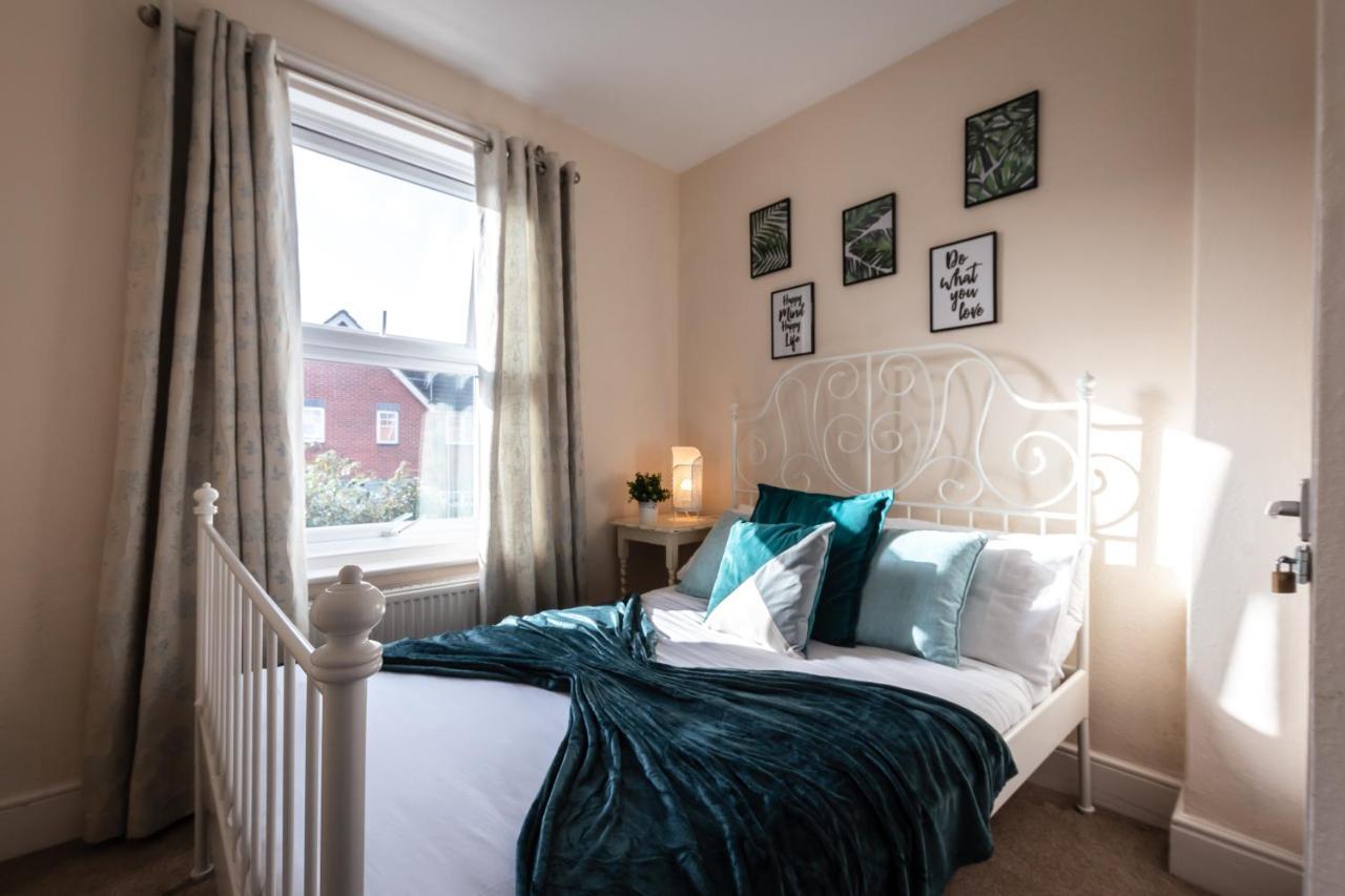Holiday home 3-bedroom House L Fast Wi-fi L Garden L Newly Decorated L Close To Shops And Restaurants Bournemouth