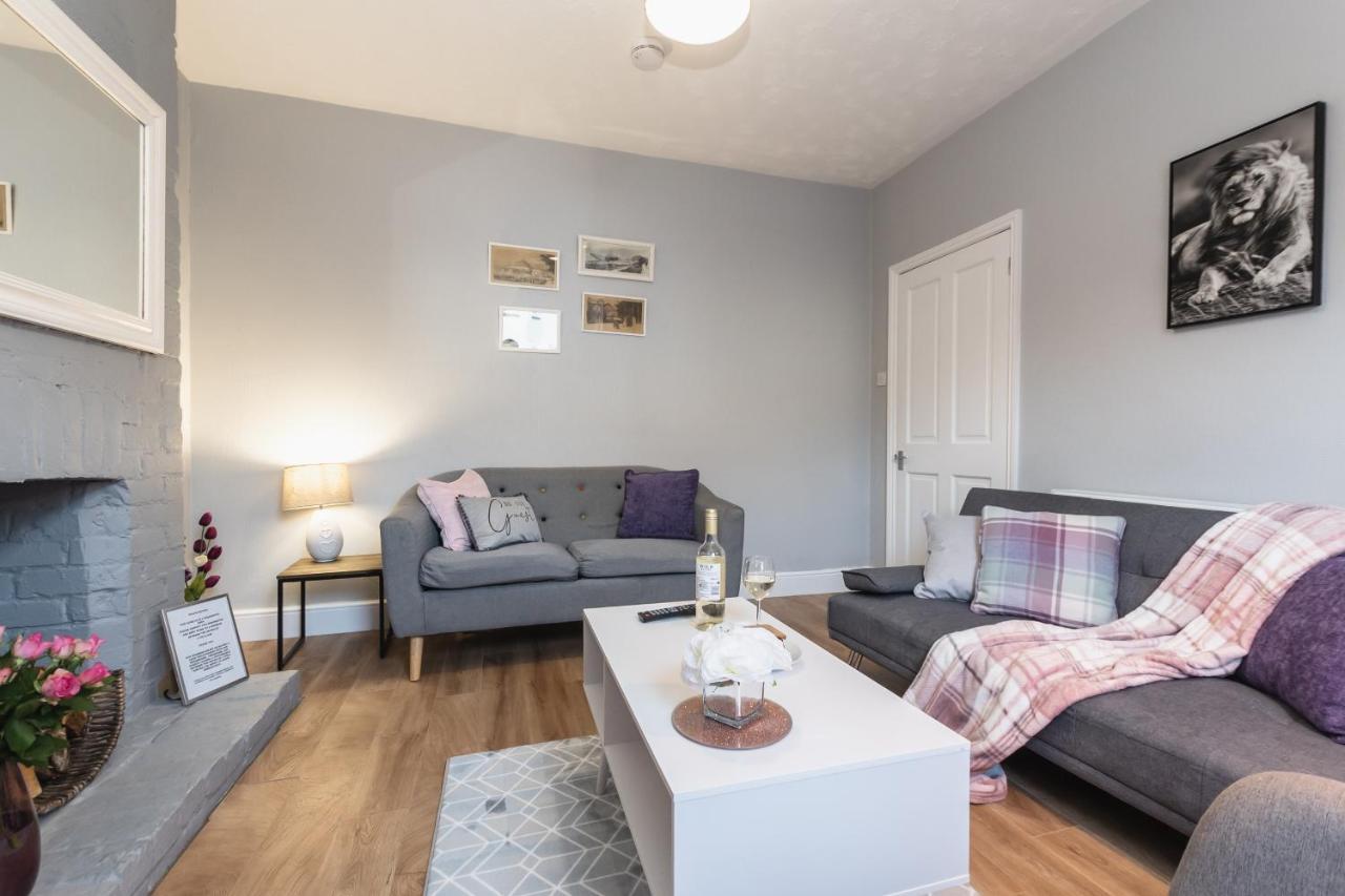 Holiday home 3-bedroom House L Fast Wi-fi L Garden L Newly Decorated L Close To Shops And Restaurants
