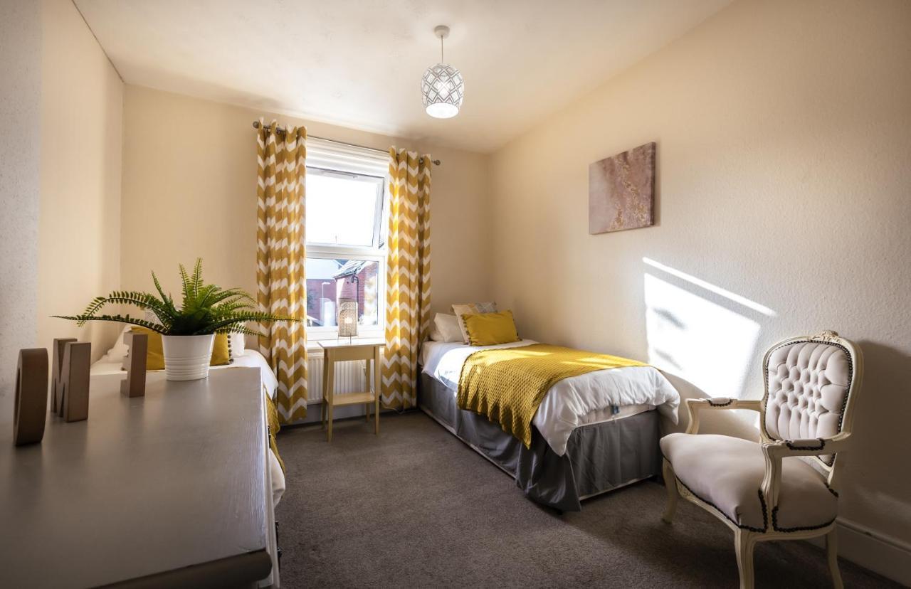 Holiday home 3-bedroom House L Fast Wi-fi L Garden L Newly Decorated L Close To Shops And Restaurants