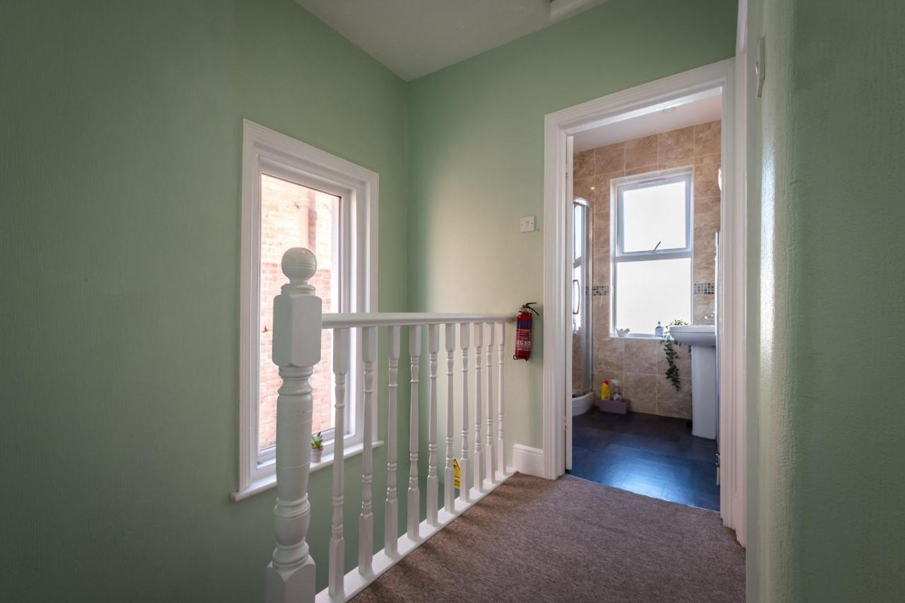 3-bedroom House L Fast Wi-fi L Garden L Newly Decorated L Close To Shops And Restaurants Holiday home *