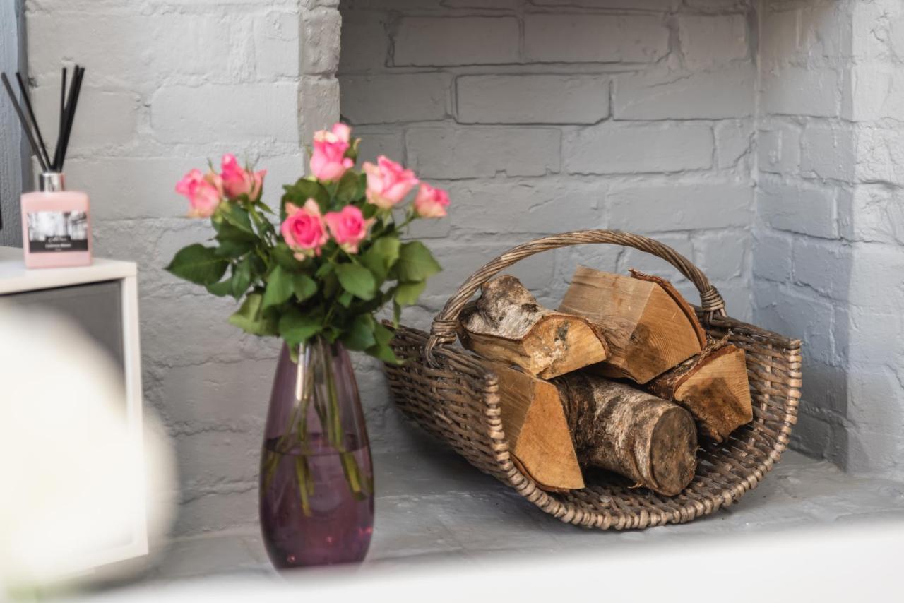 3-bedroom House L Fast Wi-fi L Garden L Newly Decorated L Close To Shops And Restaurants