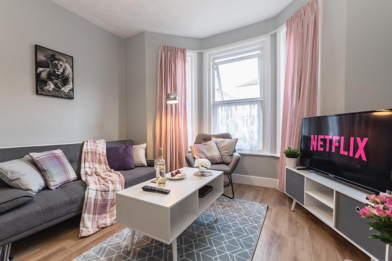 Holiday home 3-bedroom House L Fast Wi-fi L Garden L Newly Decorated L Close To Shops And Restaurants Bournemouth