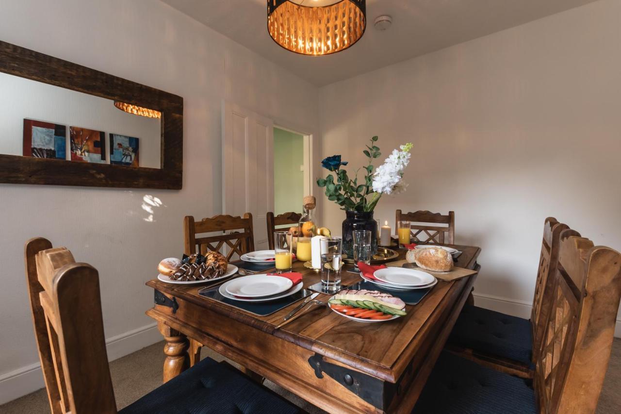 Holiday home 3-bedroom House L Fast Wi-fi L Garden L Newly Decorated L Close To Shops And Restaurants