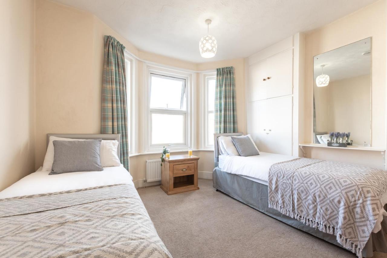 Holiday home 3-bedroom House L Fast Wi-fi L Garden L Newly Decorated L Close To Shops And Restaurants Bournemouth