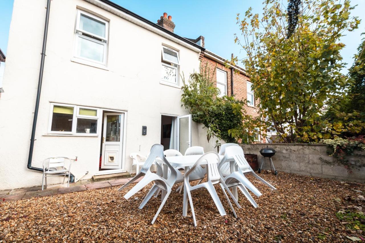 Holiday home 3-bedroom House L Fast Wi-fi L Garden L Newly Decorated L Close To Shops And Restaurants *