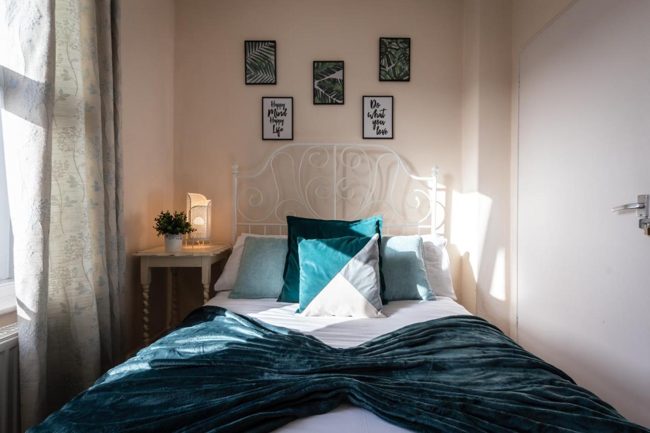 3-bedroom House L Fast Wi-fi L Garden L Newly Decorated L Close To Shops And Restaurants Bournemouth
