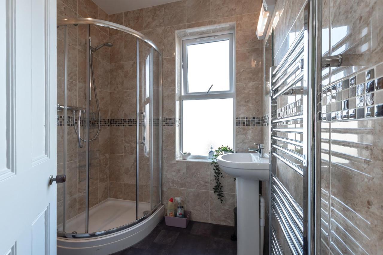 3-bedroom House L Fast Wi-fi L Garden L Newly Decorated L Close To Shops And Restaurants