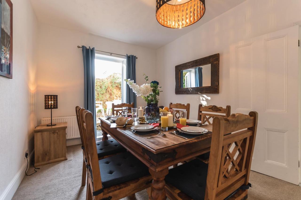 3-bedroom House L Fast Wi-fi L Garden L Newly Decorated L Close To Shops And Restaurants *