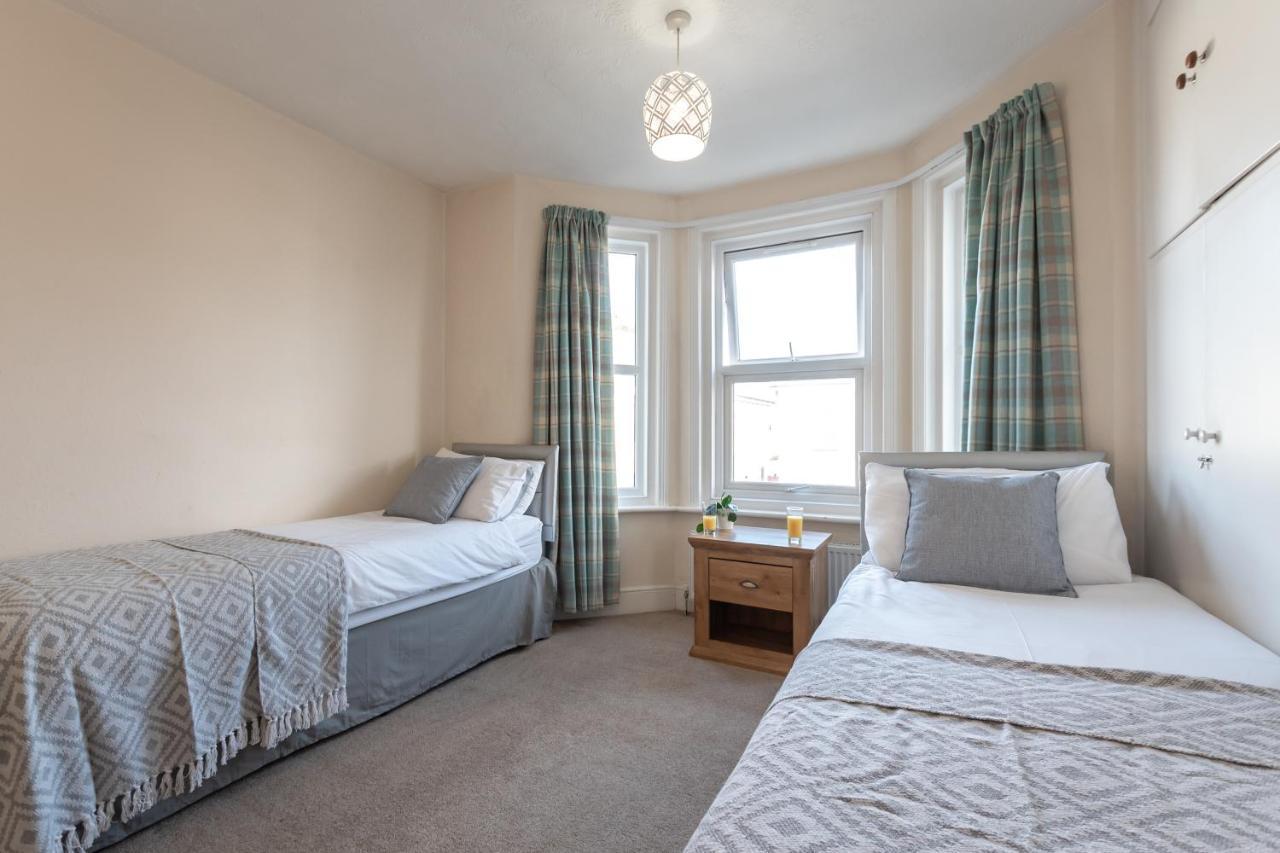 Holiday home 3-bedroom House L Fast Wi-fi L Garden L Newly Decorated L Close To Shops And Restaurants *