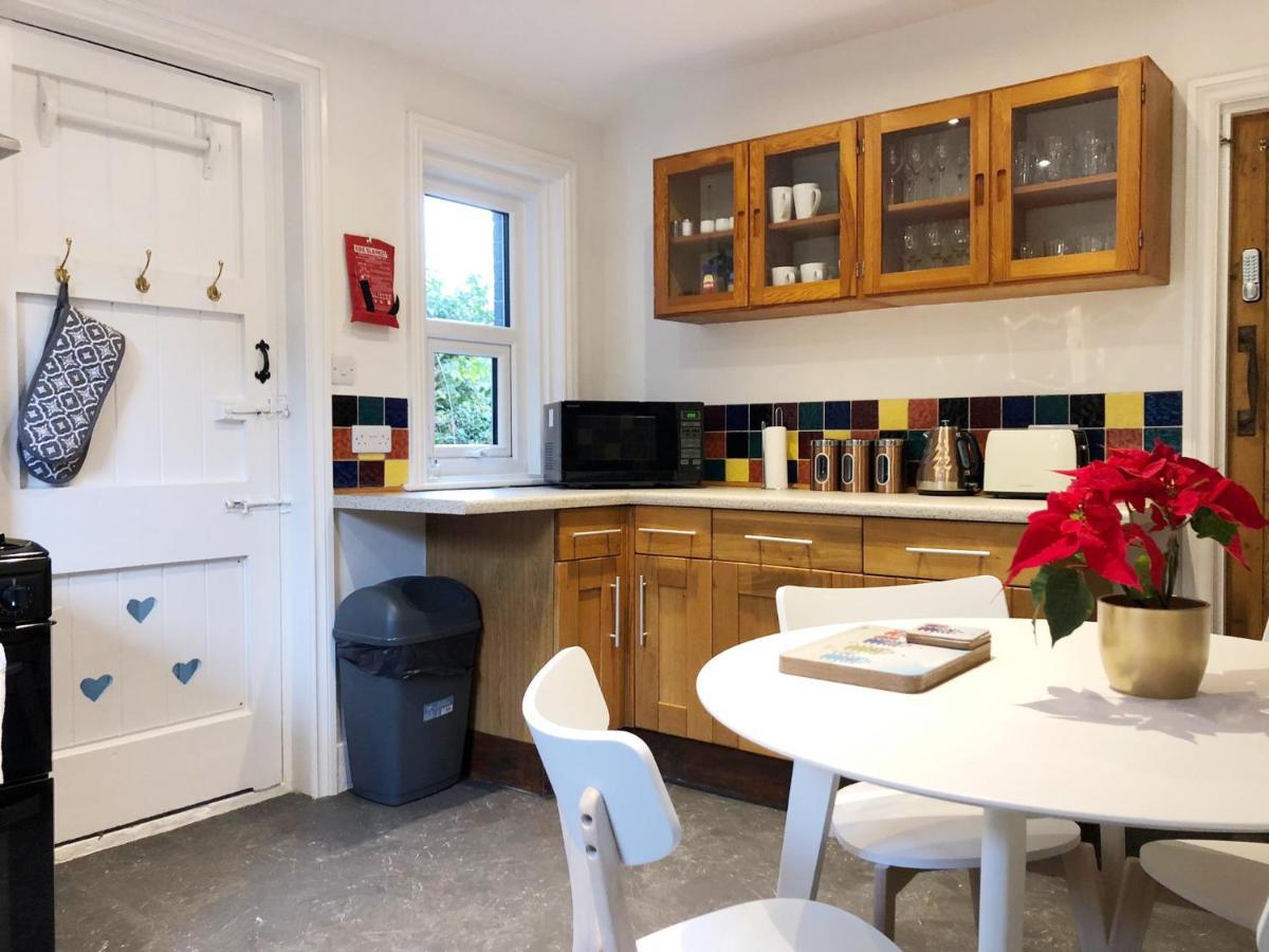April Summer Breeze -3bed-sleeps 6-parking-walk To The Beach-spacious-families-groups-professionals-contractors Welcome Bournemouth