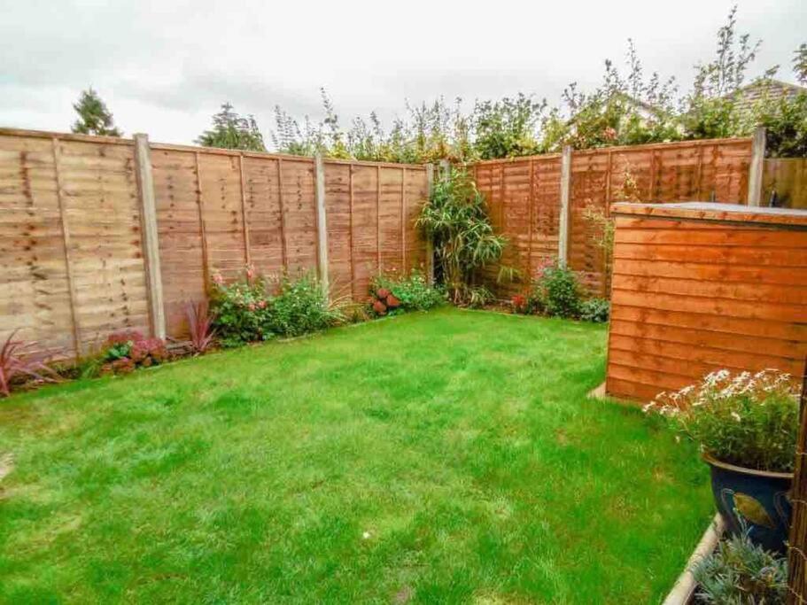 Holiday home Spacious 4 Bed Rooms, Parking, Garden And Near Parks, Beaches And Bournemouth