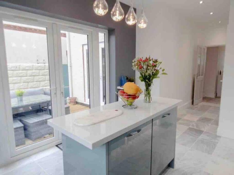 Spacious 4 Bed Rooms, Parking, Garden And Near Parks, Beaches And Holiday home *