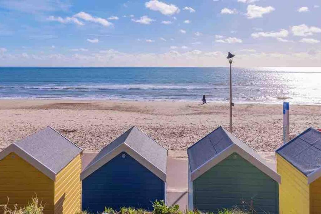 Spacious 4 Bed Rooms, Parking, Garden And Near Parks, Beaches And Bournemouth