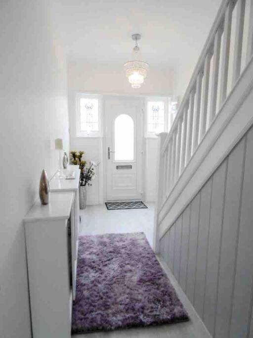 Spacious 4 Bed Rooms, Parking, Garden And Near Parks, Beaches And Holiday home Bournemouth