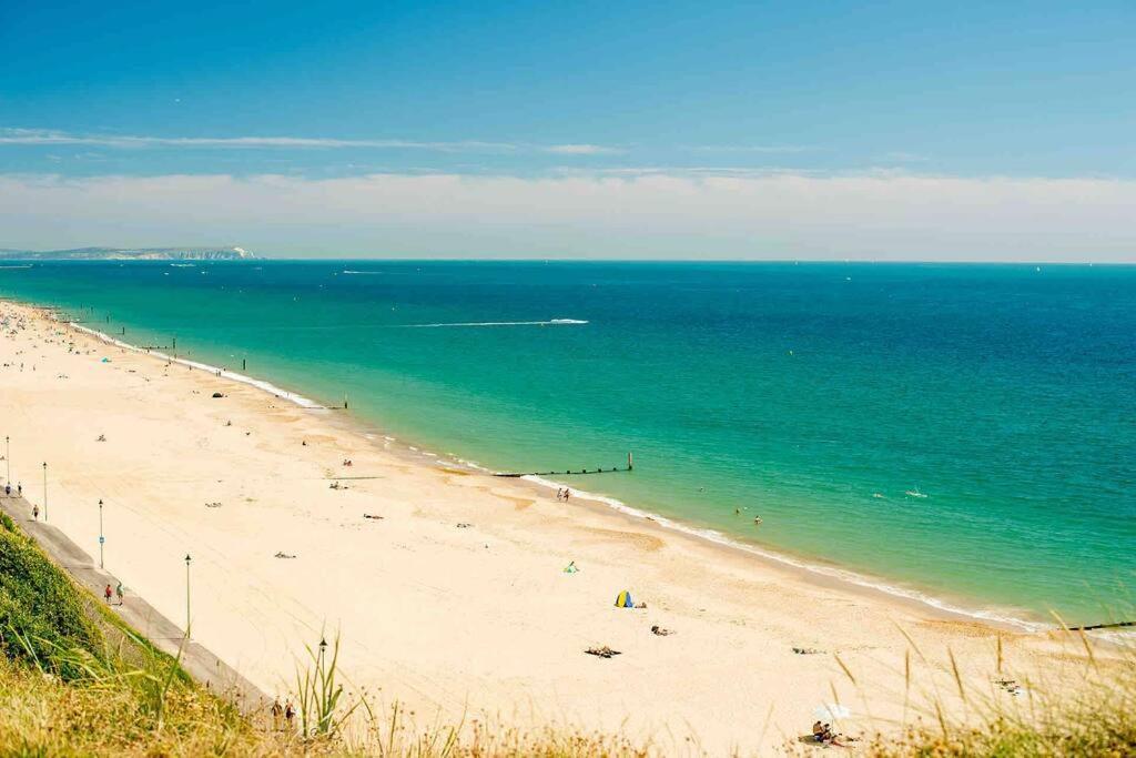 Spacious 4 Bed Rooms, Parking, Garden And Near Parks, Beaches And Holiday home *
