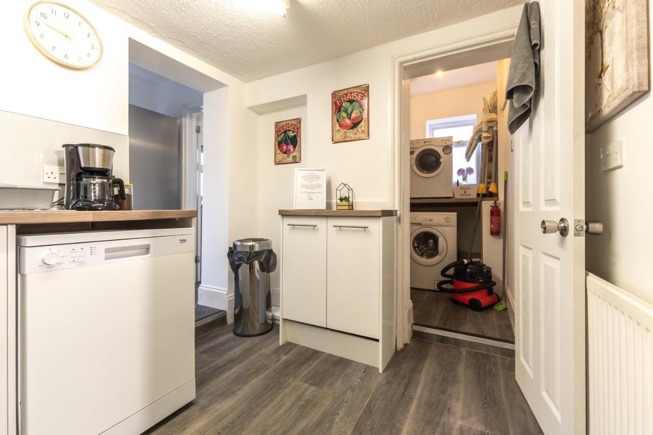 5-bedroom Kings House With Garden L Spacious L Close To The Centre L Shops L Restaurants Holiday home *