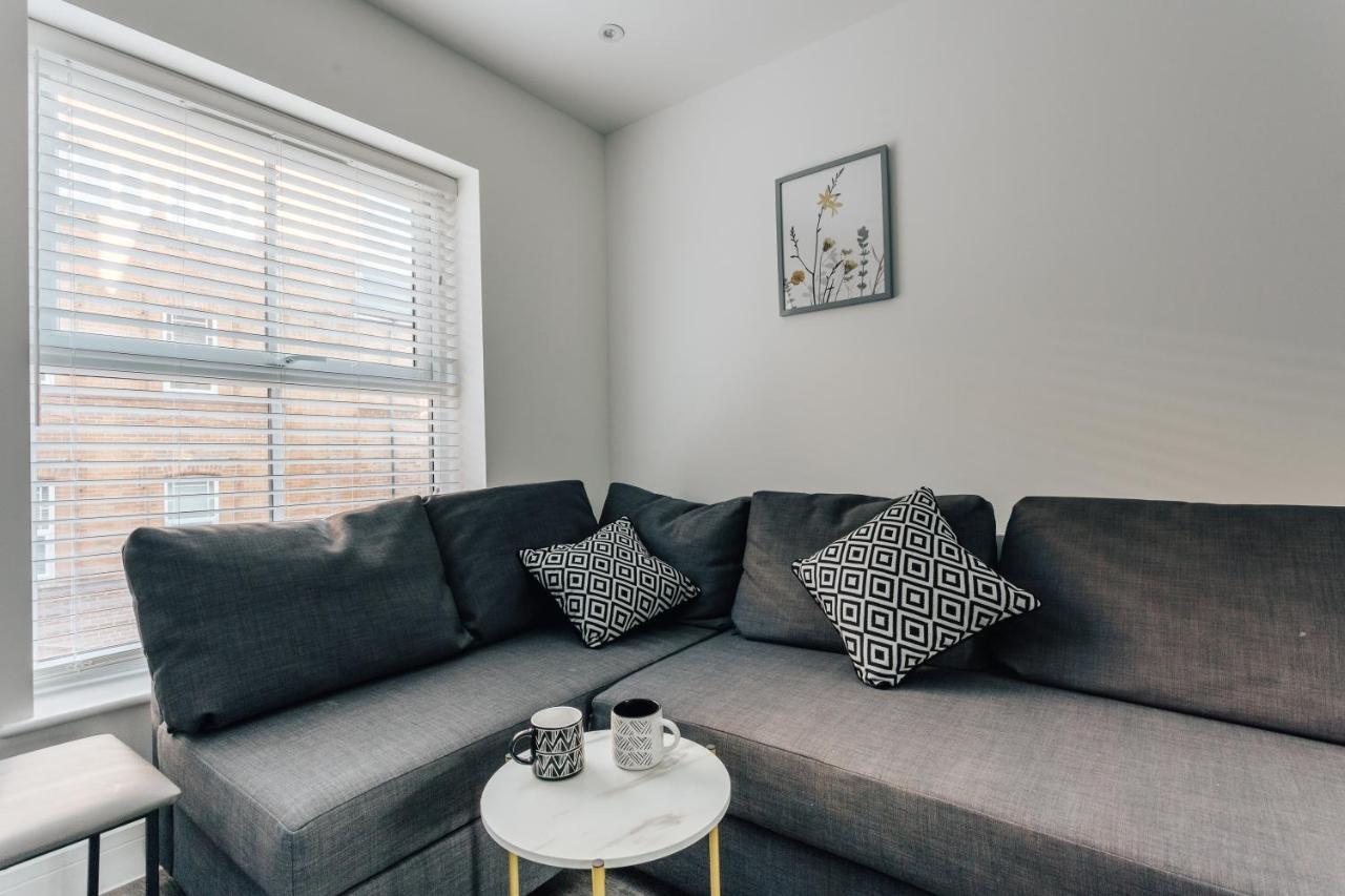 Apartment 2 Double Bedroom Flat With Parking *