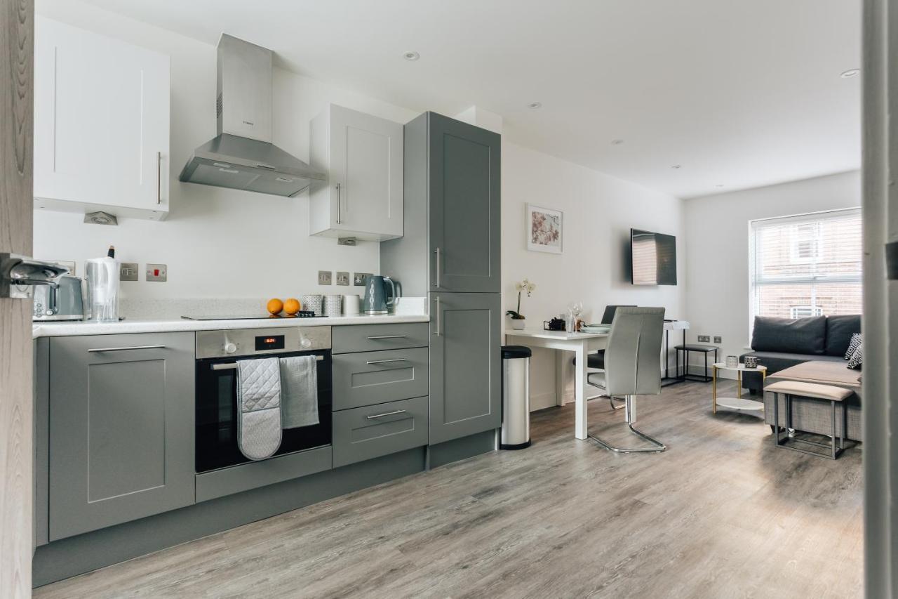 2 Double Bedroom Flat With Parking Apartment *
