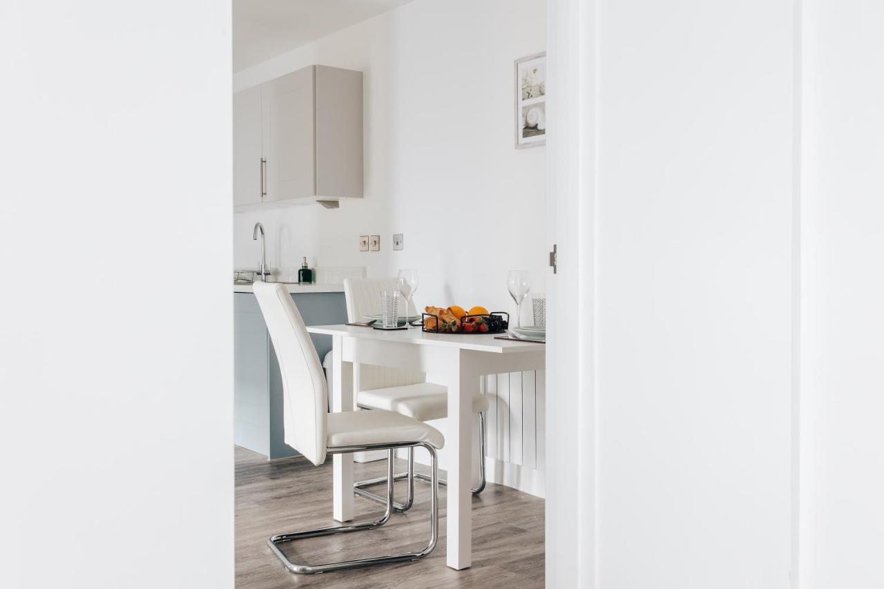 Contemporary Two Bedroom Duplex - Secluded With Parking In A Prime Location Bournemouth
