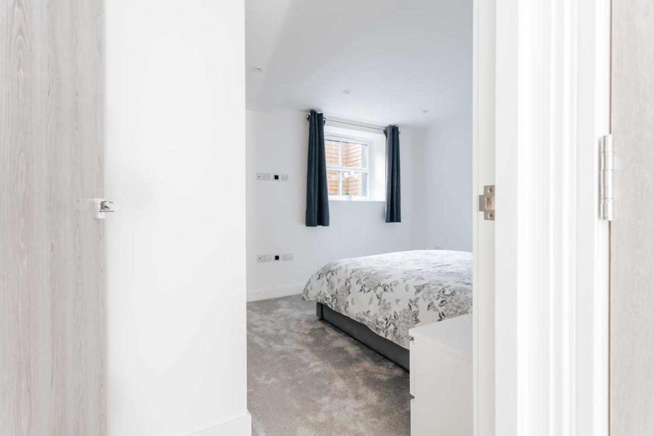 Apartment Contemporary Two Bedroom Duplex - Secluded With Parking In A Prime Location