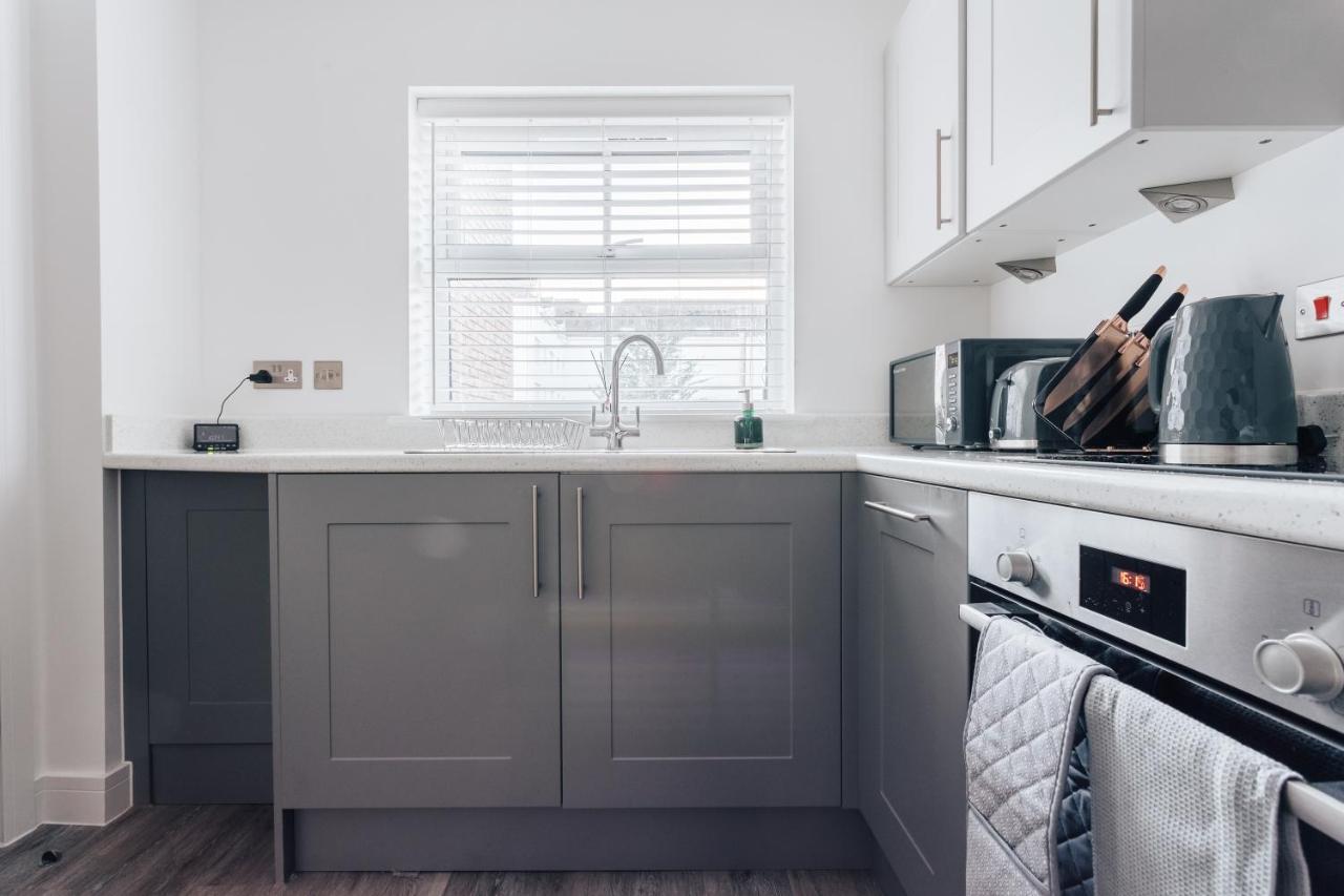 Apartment 2 Double Bedroom Flat With Parking *